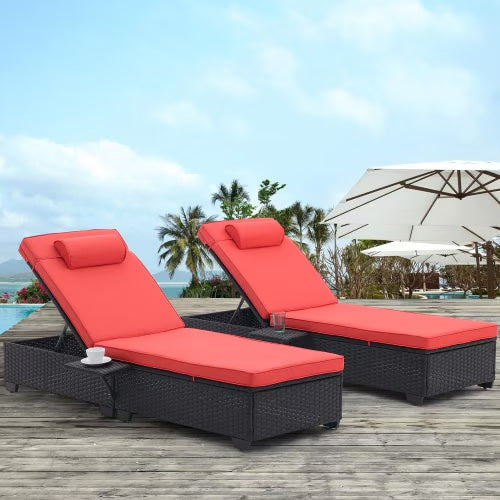 Elegantes tumbonas de ratán para piscina